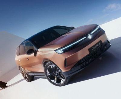 Brown Grandland SUV at an angle, showing the front and side.